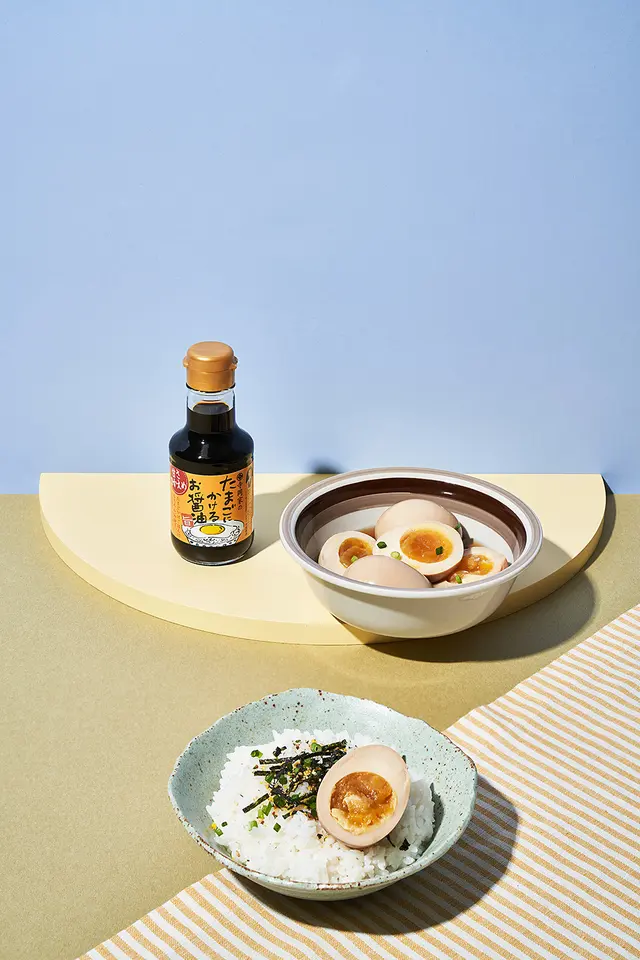 간장 소스와 계란 요리 연출 사진